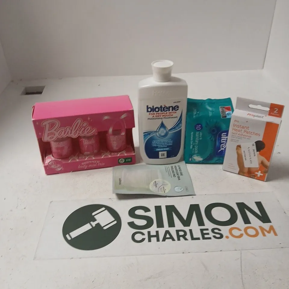 APPROXIMATELY 12 ASSORTED HEALTH & BEAUTY PRODUCTS TO INCLUDE BARBIE SHIMMER BODY MIST TRIO, BIOTENE MOUTHWASH, ULTREX SABITARY PADS, ETC - COLLECTION ONLY