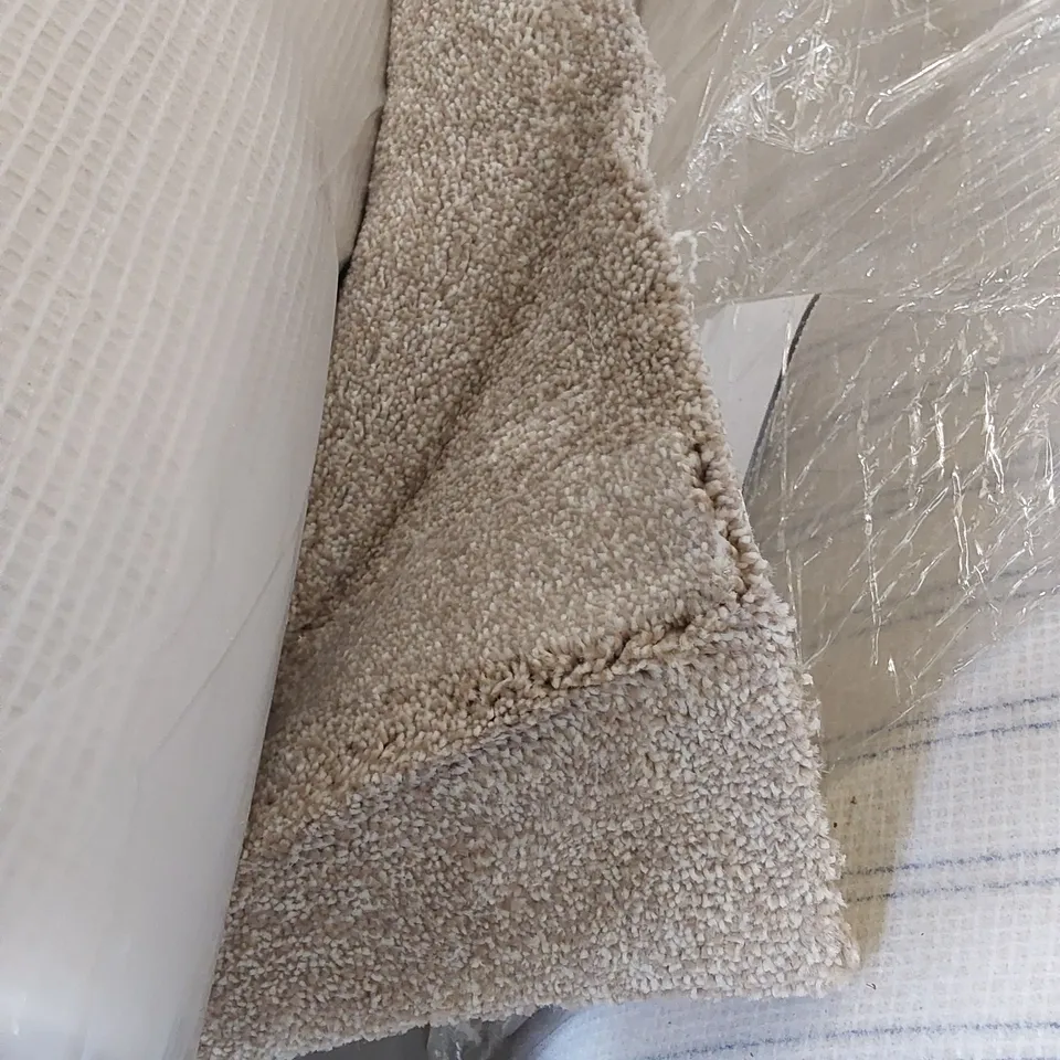 ROLL OF QUALITY ENDLESS CHARM AB WHITE ELEPHANT CARPET // SIZE: APPROX 4 X 3.2m