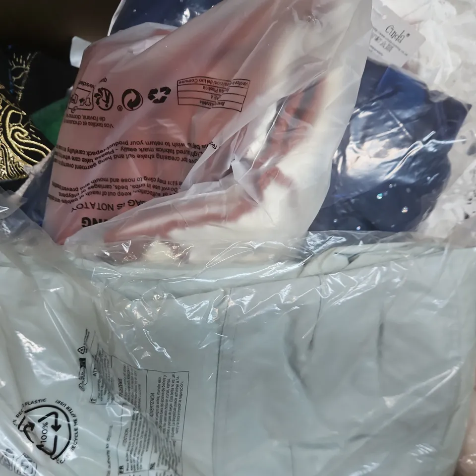 BOX OF APPROXIMATELY 20 ASSORTED KID'S CLOTHING AND FASHION PRODUCTS IN VARIOUS STYLES AND SIZES - COLLECTION ONLY