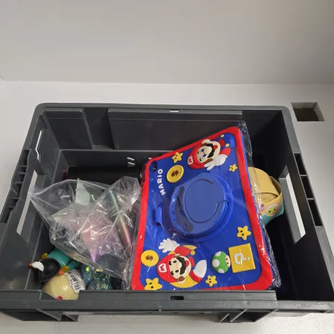 BOX OF APPROXIMATELY 10 ASSORTED TOYS INCLUDING SUPER MARIO SILICONE MAT, SQUISHY DUMPLING AND 433 ULTIMATE CARD MANAGER