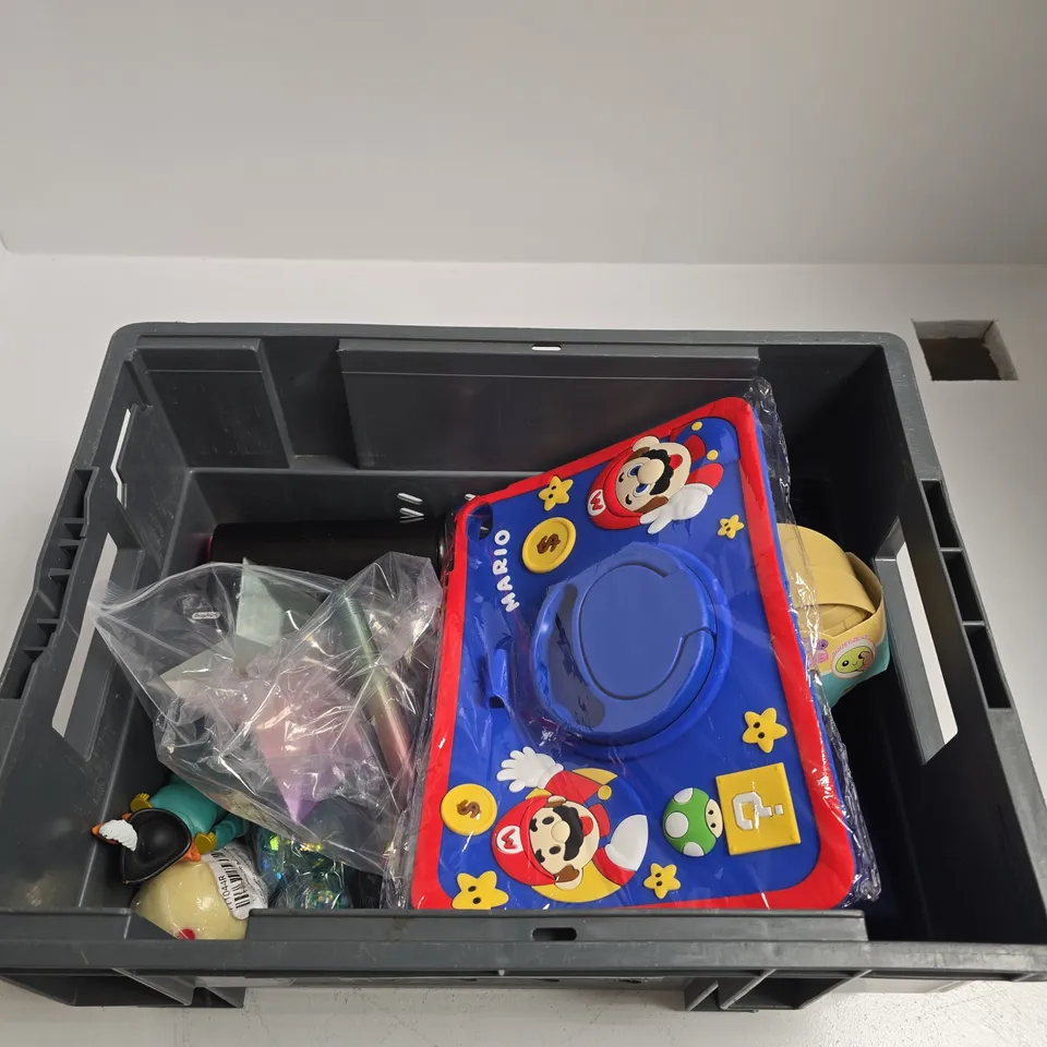 BOX OF APPROXIMATELY 10 ASSORTED TOYS INCLUDING SUPER MARIO SILICONE MAT, SQUISHY DUMPLING AND 433 ULTIMATE CARD MANAGER