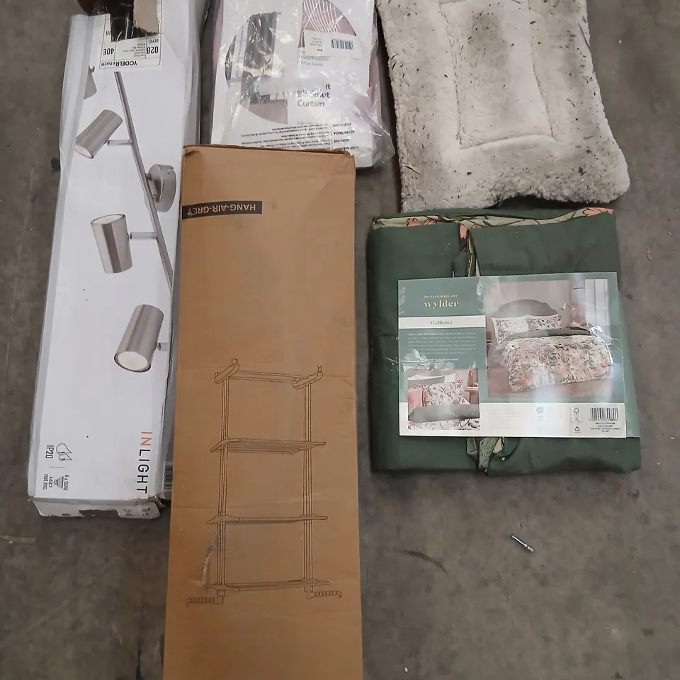 CAGE OF ASSORTED PRODUCTS TO INCLUDE; WYLDER BEDDING, DECONOVO BLACKOY CURTAINS AND HANGING AIRER