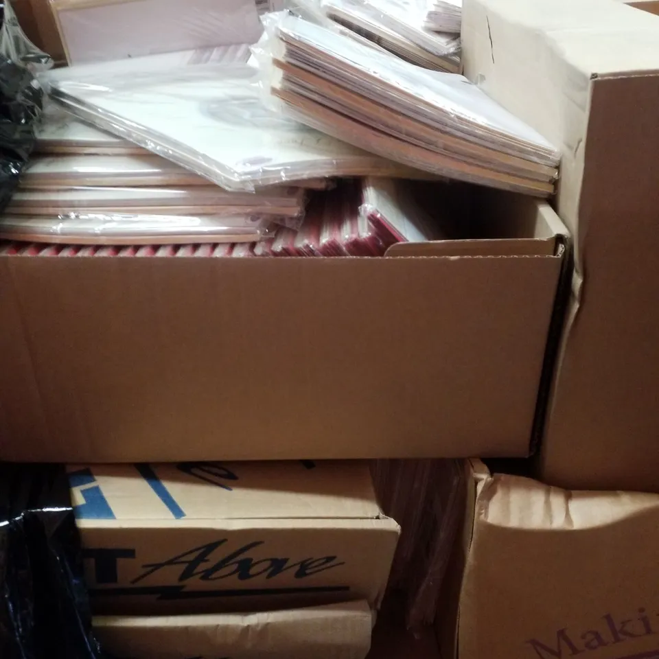 PALLET CONTAINING ASSORTED GREETINGS CARDS