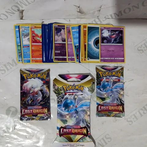 LOT OF ASSORTED POKΓMON CARDS AND BOOSTER PACKS