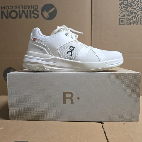 BOXED PAIR OF ON THE ROGER CLUBHOUSE PRO TRAINERS IN WHITE/ICE SIZE UK 4.5