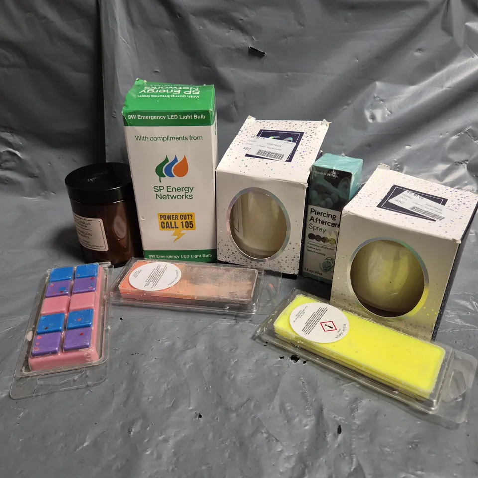 APPROXIMATELY 12 ASSORTED HOUSEHOLD ITEMS TO INCLUDE SCENTED CANDLES, WAX MELTS, LIGHTBULBS, ETC