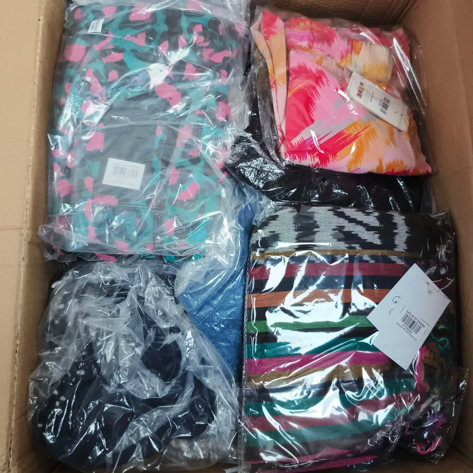 LARGE BOX OF APPROX 20 ASSORTED CLOTHING ITEMS IN VARIOUS STYLES , COLORS AND SIZES 