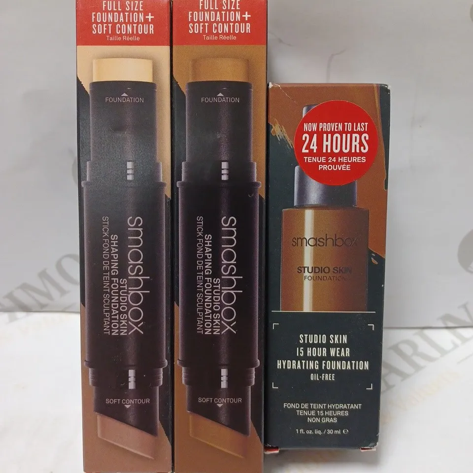LOT OF 3 SMASHBOX PRODUCTS TO INCLUDE STUDIO SKIN FOUNDATION 4.2, 2 X CONTOUR STICKS