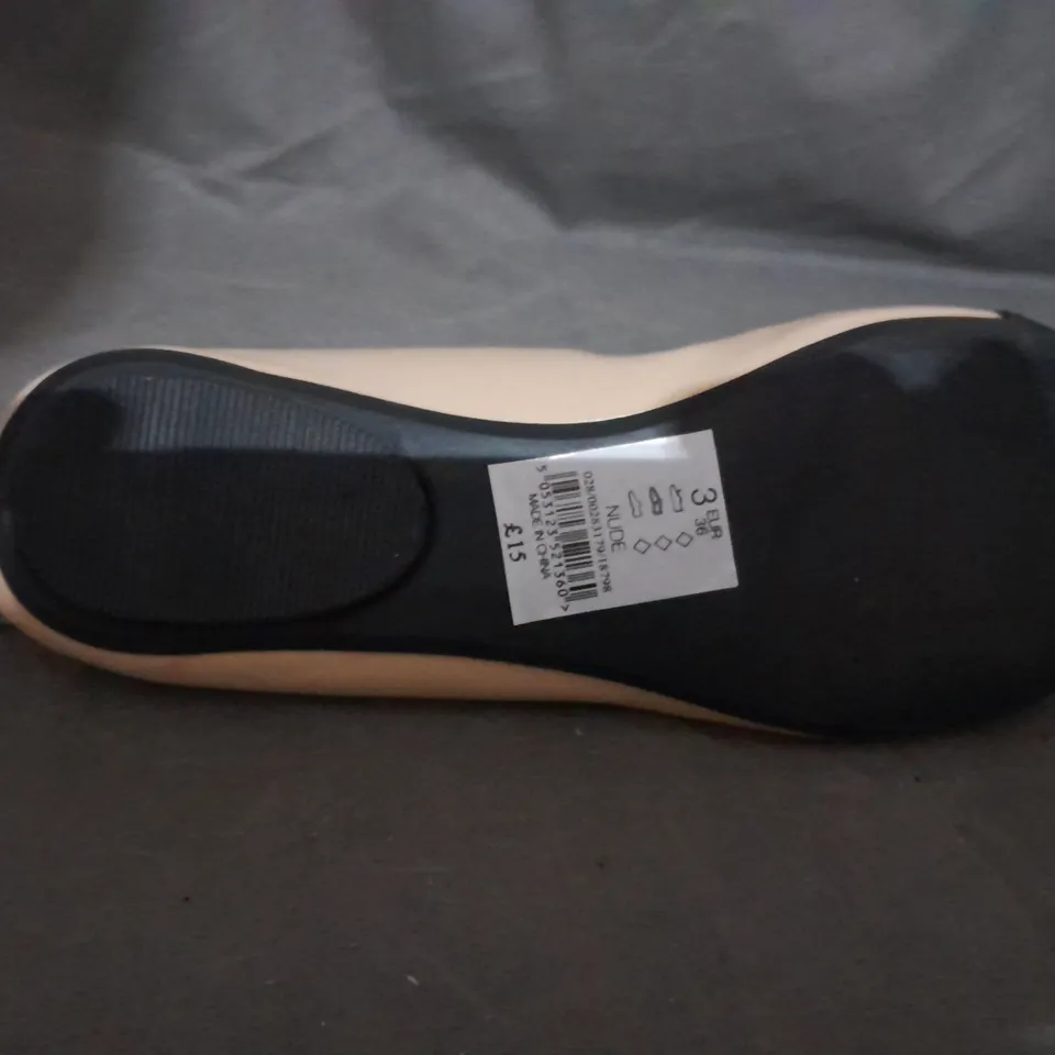 APPROXIMATELY 12 PAIRS OF FLAT SLIP ON SHOES IN NUDE VARIOUS SIZES TO INCLUDE SIZE 3