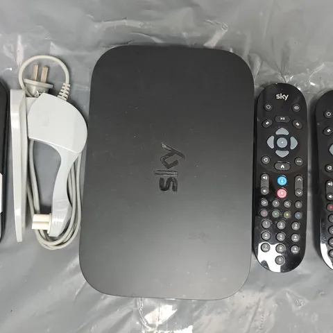 APPROXIMATELY 10 ASSORTED ELECTRICAL ITEMS TO INCLUDE VARIOUS CABLES, SKY REMOTES, ETC
