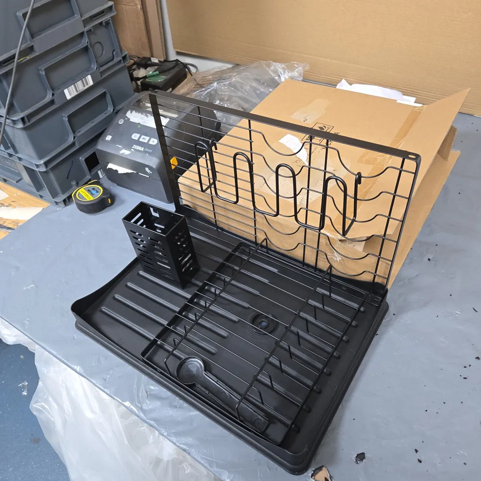 BLACK DISH DRYING RACK WITH INTEGRATED UTENSIL HOLDER AND DRIP TRAY .