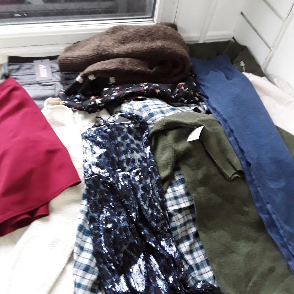 LARGE ASSORTMENT OF CLOTHING TO INCLUDE BOOHOO, M&S AND MISSPAP