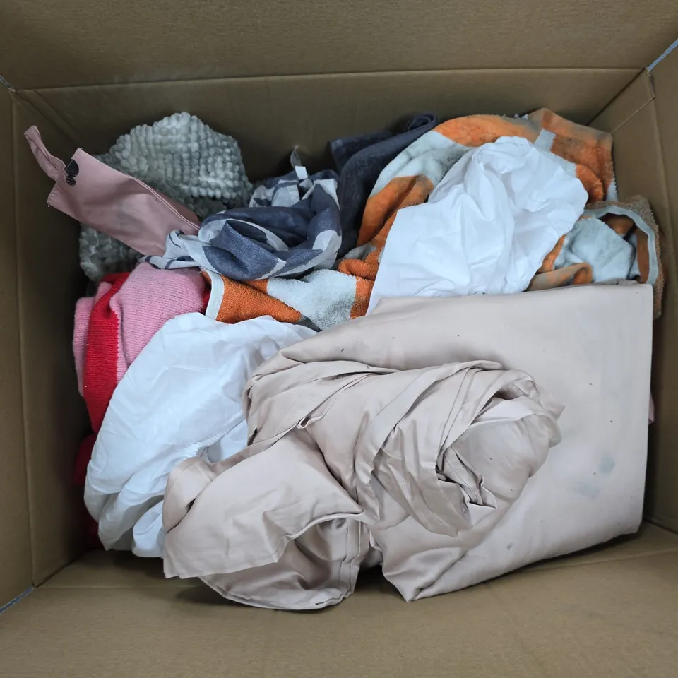 APPROXIMATELY 12 ASSORTED HOMEWARE ITEMS TO INCLUDE TOWELS, 1L GYM BOTTLE, PILLOWCASES, ETC