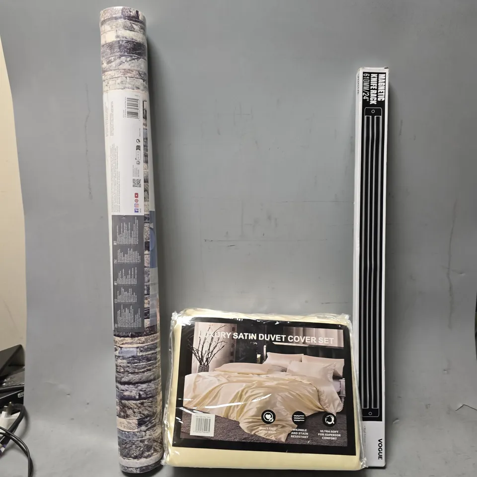 BOX OF APPROXIMATELY 12 ASSORTED ITEMS TO INCLUDE - MAGNETIC KNIFE RACK , LUXURY SATIN DUVET COVER SET , 3D WALLPAPER ETC