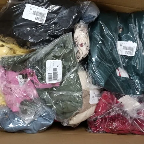 APPROXIMATELY 25 ASSORTED CLOTHING ITEMS IN VARIOUS SIZES, COLOURS & STYLES TO INCLUDE BRANDS SUCH AS MONSSON, BEN DE LISI, D&CO, ETC - COLLECTION ONLY