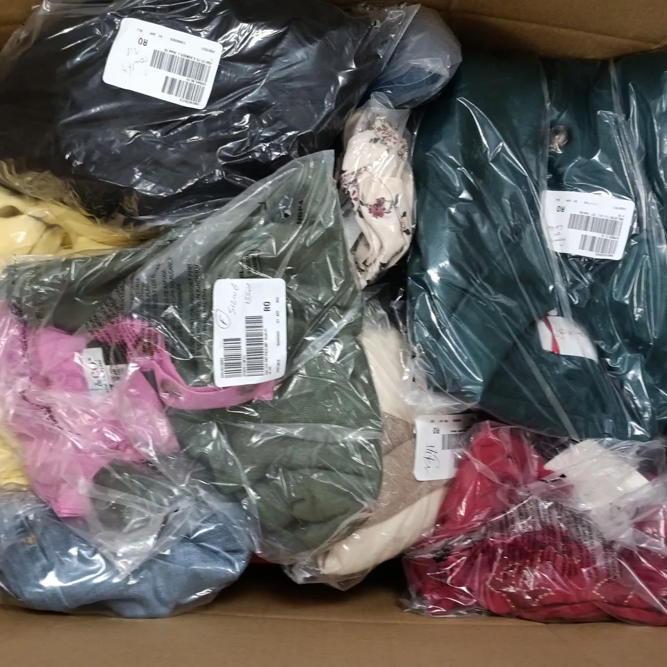 APPROXIMATELY 25 ASSORTED CLOTHING ITEMS IN VARIOUS SIZES, COLOURS & STYLES TO INCLUDE BRANDS SUCH AS MONSSON, BEN DE LISI, D&CO, ETC - COLLECTION ONLY