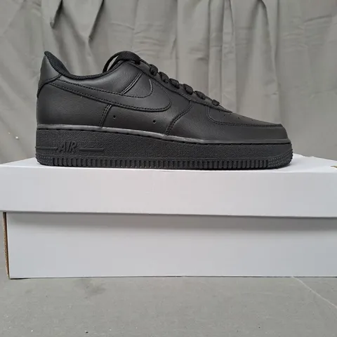 BOXED PAIR OF NIKE AIR FORCE 1 '07 SHOES IN BLACK UK SIZE 6