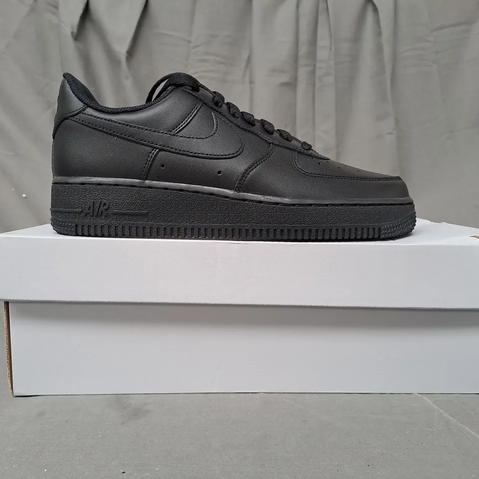 BOXED PAIR OF NIKE AIR FORCE 1 '07 SHOES IN BLACK UK SIZE 6