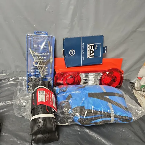 APPROXIMATELY 15 ASSORTED VEHICLE PARTS & ACCESSORIES TO INCLUDE MAP AND DIE SET, BICYCLE TYRE, REAR LIGHT, ETC - COLLECTION ONLY
