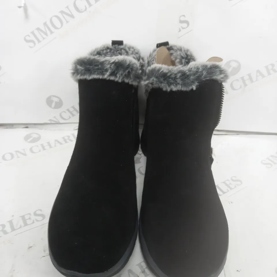 BOXED SKETCHERS HIGH ZIP BOOT BLACK SIZE 4.5