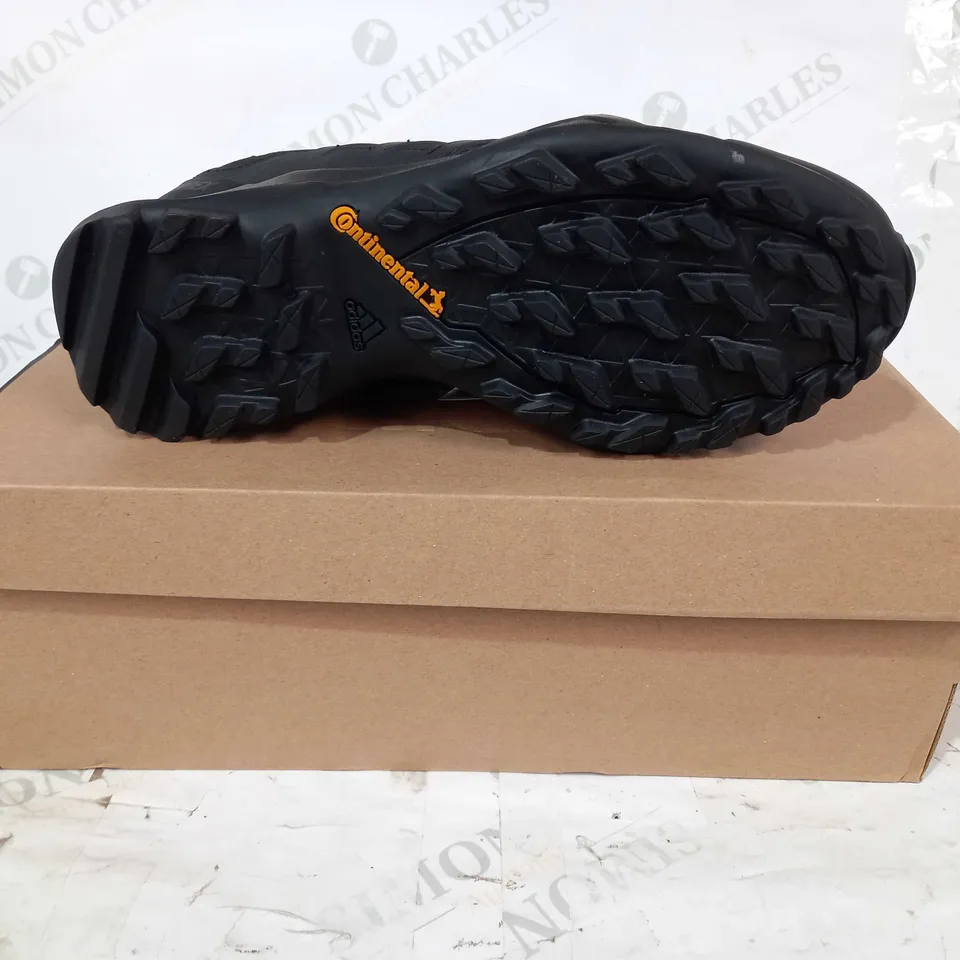 BOXED PAIR OF ADIDAS TERREX SWIFT R2 MID GTX SHOES IN BLACK UK SIZE 7