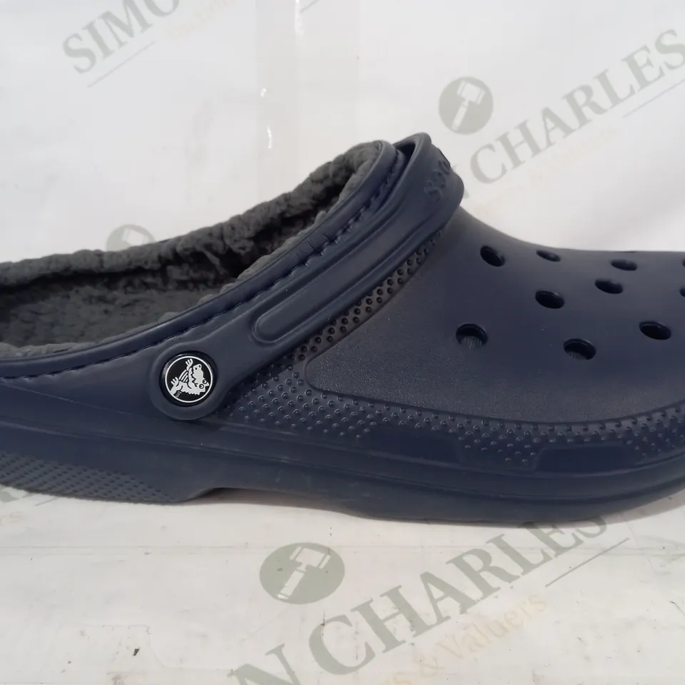PAIR OF CROCS CLASSIC LINED CLOGS IN NAVY/CHARCOAL UK SIZE M11/W12