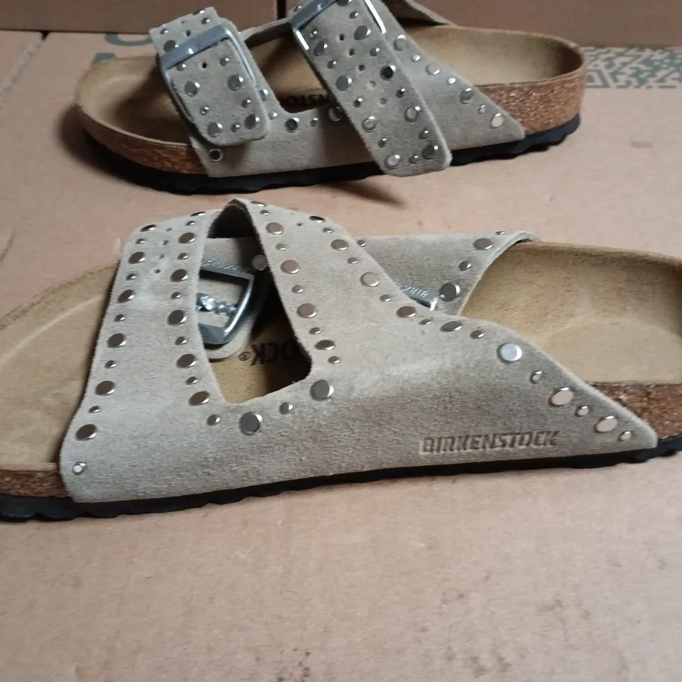 BIRKENSTOCK ARIZONA RIVET BORDER TAUPE SANDALS – UK 5 