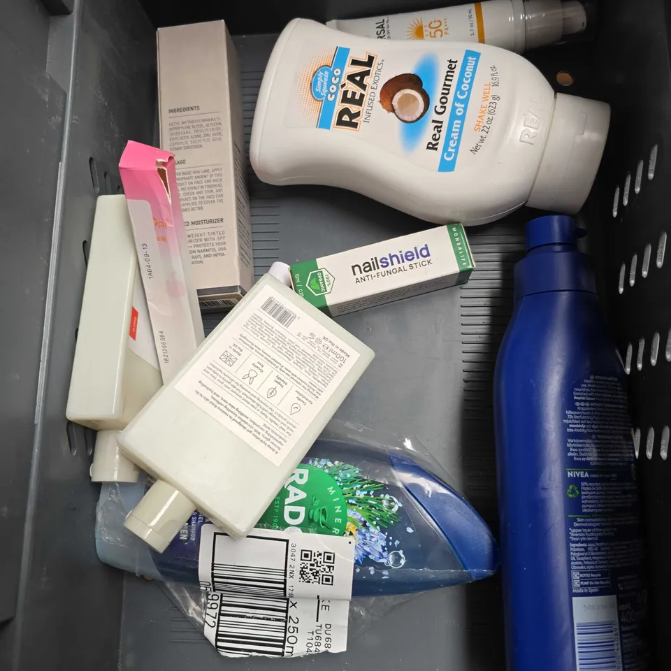 APPROXIMATELY 20 ASSORTED HEALTH & BEAUTY PRODUCTS TO INCLUDE - LUSH ANGELS ON BARE SKIN FRESH CLEANSER - ONLYCURLS ENHANCING CURL GEL - DAVINES ALL IN ONE MILK - ETC