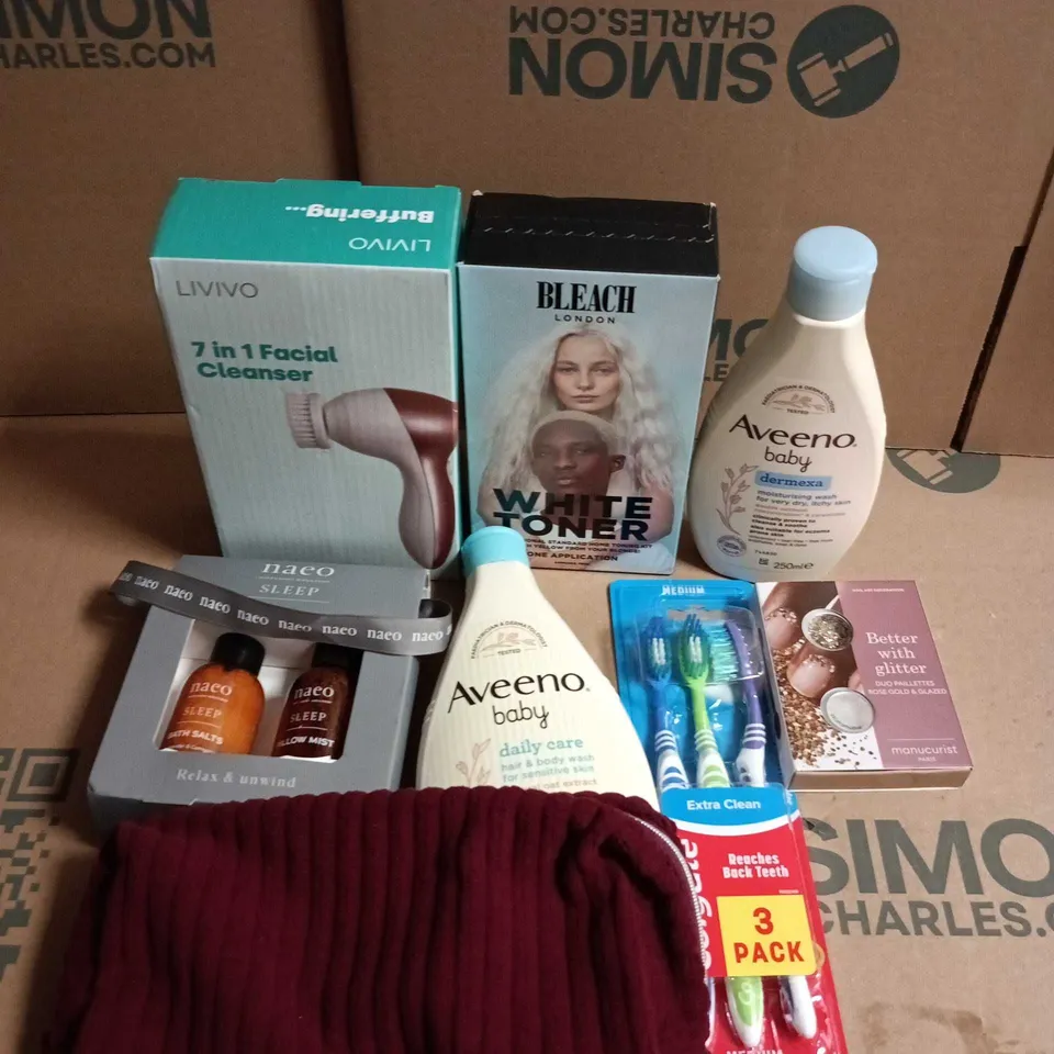 APPROXIMATELY 15 ASSORTED HEALTH & BEAUTY PRODUCTS TO INCLUDE AEENO. MAKEUP BAG AND FACIAL CLEANSER
