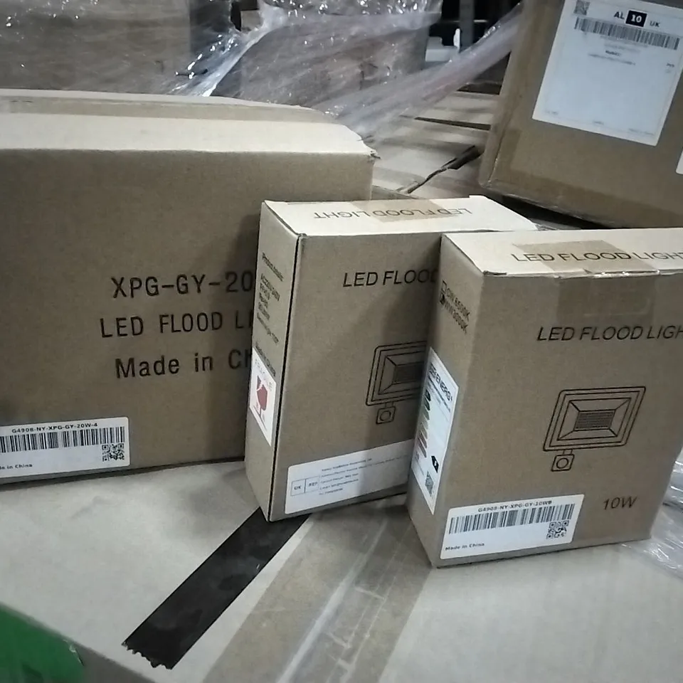 PALLET CONTAINING VARIOUS LED FLOOD LIGHTS 