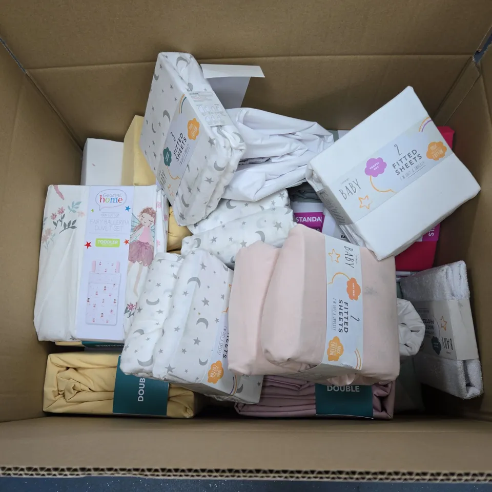 BOX OF APPROXIMATELY 12 ASSORTED BEDDING & SOFT FABRICS ITEMS TO INCLUDE - DUVET SET - FITTED SHEET - MATTRESS PROTECTOR ETC. 