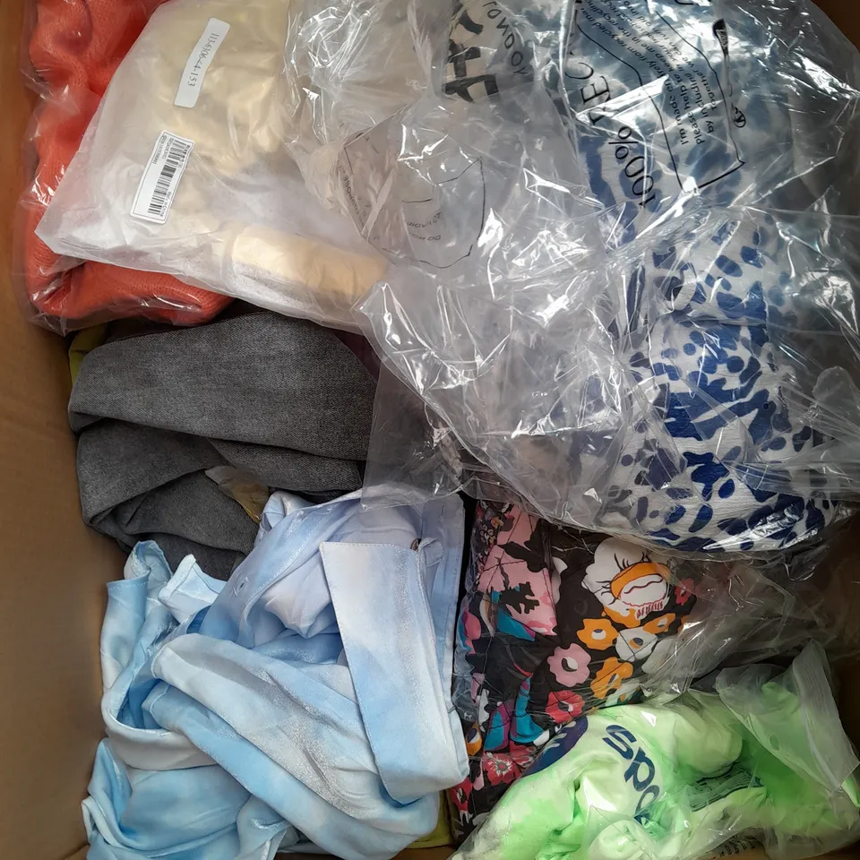 BOX OF APPROXIMATELY 20 ASSORTED CLOTHING ITEMS TO INCLUDE - DRESS , GLOVES , TROUSERS ETC
