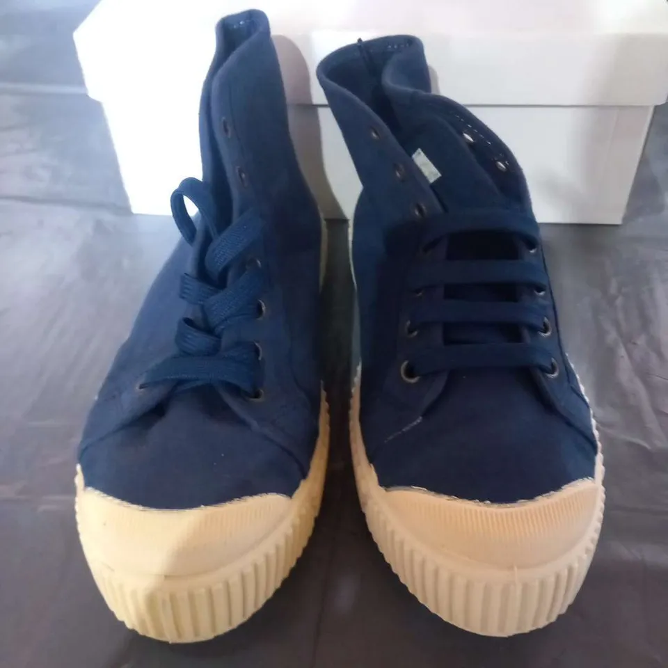 BOXED SOLEA BUMPY WHITE/NAVY CANVAS SNEAKERS SIZE 7