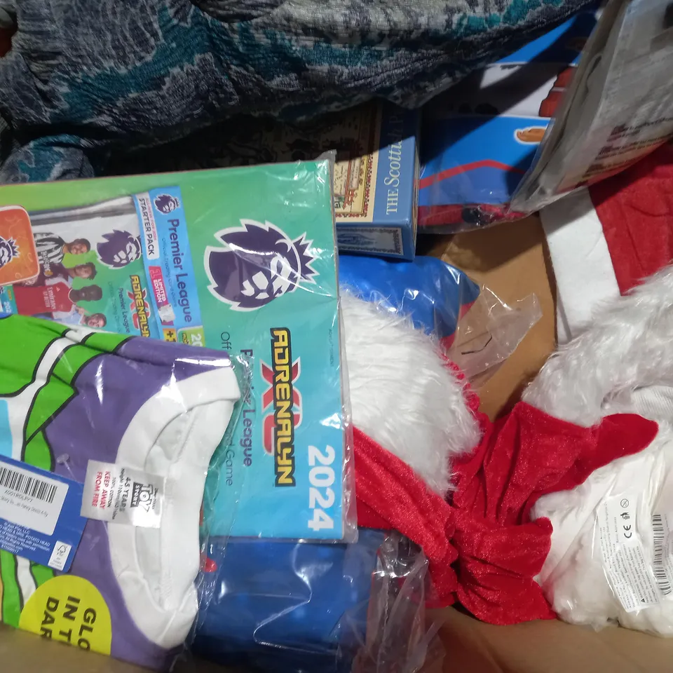 BOX OF APPROXIMATELY 20 ASSORTED TOYS AND GAMES TO INCLUDE 2 PCS SEA ANIMALS LACING TOYS, MELISSA & DOUG HORSE BOX, KEVIN THE CARROT PLUSH, ETC