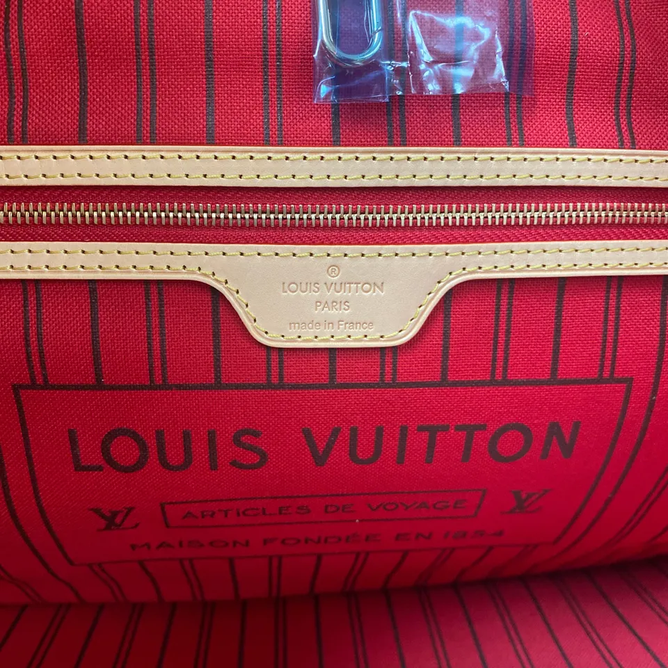 BOXED LOUIS VUTTON HANDBAG IN BROWN/RED INTERIOR