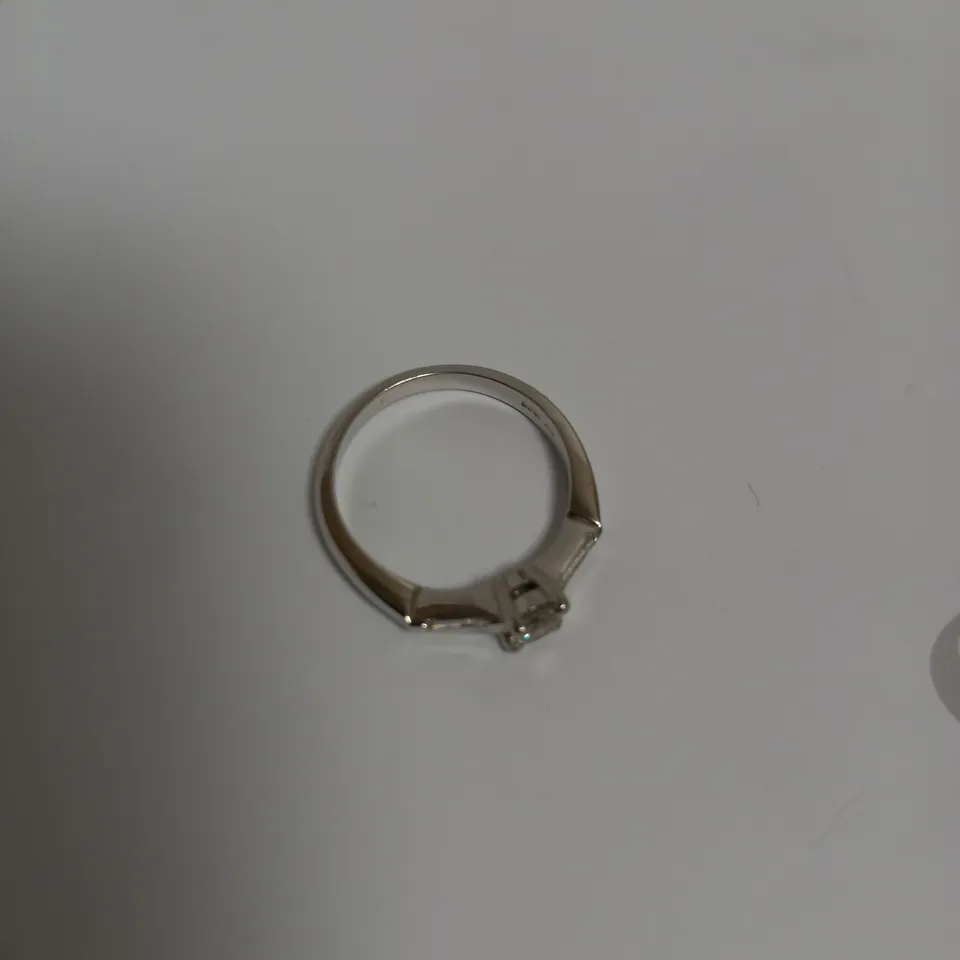 DESIGNER PLATINUM RING SET WITH A DIAMOND, WITH A BAGUETTE TO EACH SHOULDER, +-0.50CT