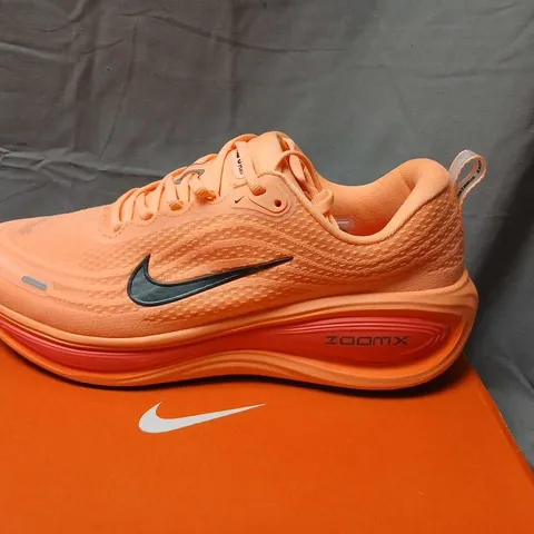 NIKE VOMERO PLUS RUN RUNNING SHOES – ORANGE, UK 9.5 (US 10.5)
