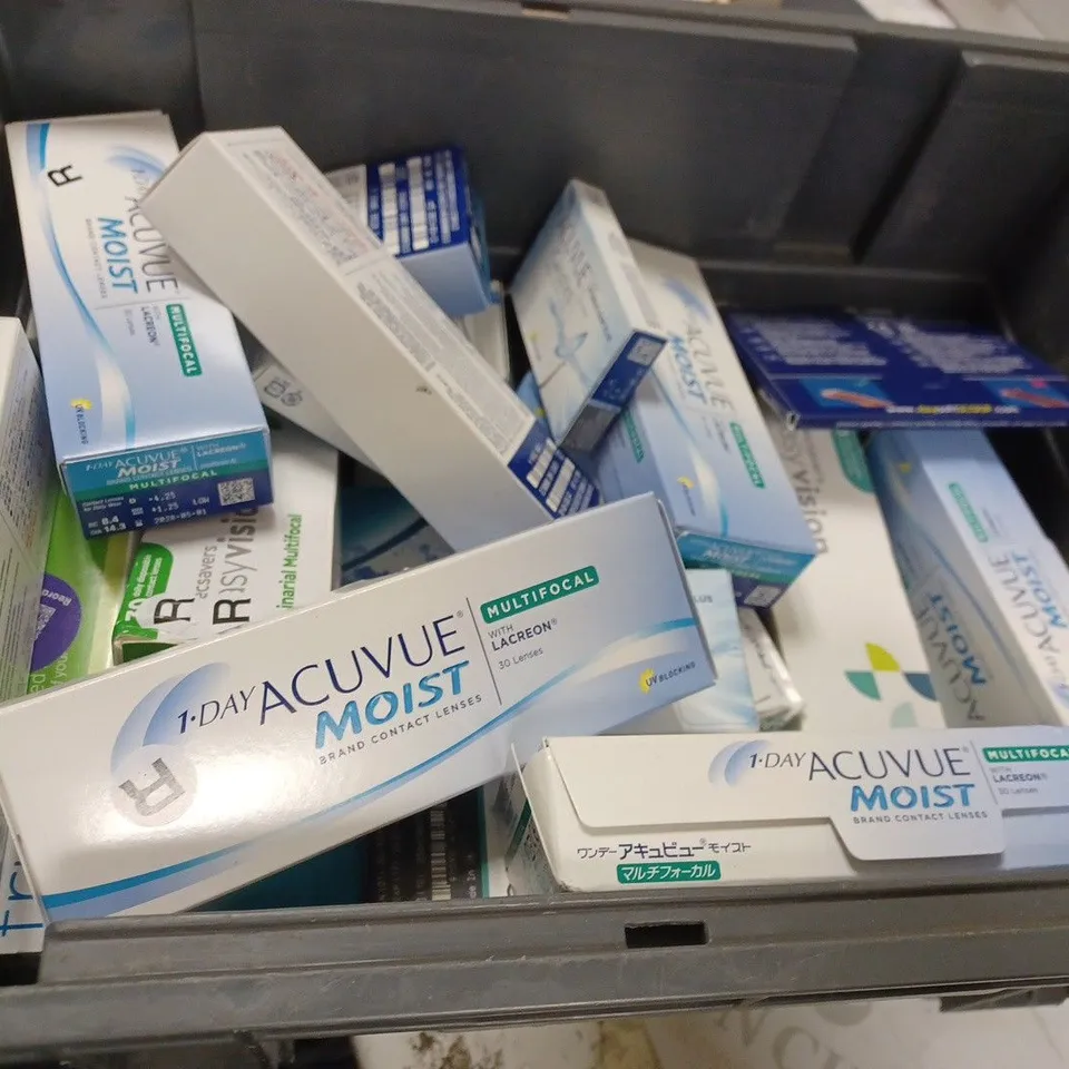 BOX OF APPROX 20 ASSORTED VISON CARE ITEMS TO INCLUDE - BAUSCH & LOMB SOFLENS DAILY DISPOSABLE - DAYSOFT 32 CONTACT LENS - SPECSAVERS EASY VISION LINARIAL ECT