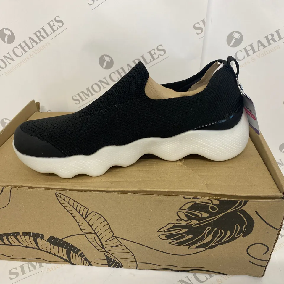 BOXED PAIR OF SKECHERS SIZE 6.5