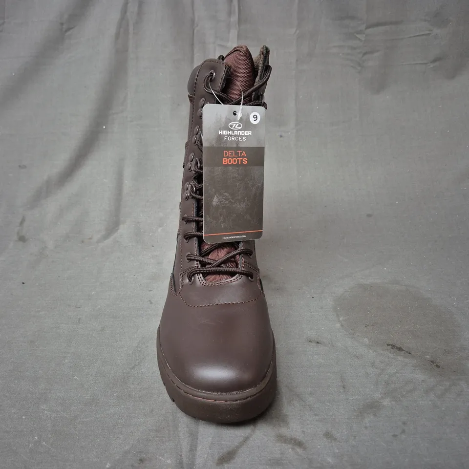 BOXED PAIR OF HIGHLANDER DELTA BOOTS IN BROWN UK SIZE 9