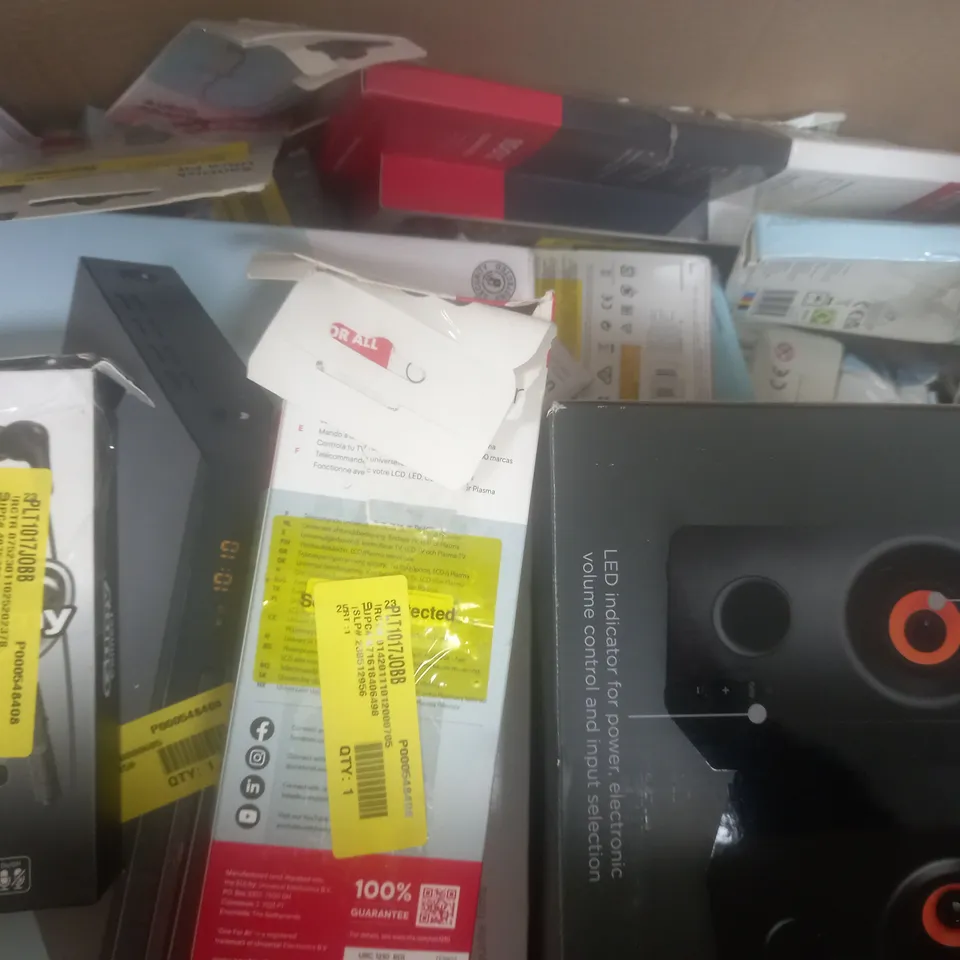 BOX OF APPROXIMATELY 20 ASSORTED ELECTRICAL ITEMS TO INCLUDE SYNC & CHARGE CABLE, POCKET RADIO, TRUE WIRELESS EARBUDS, ETC