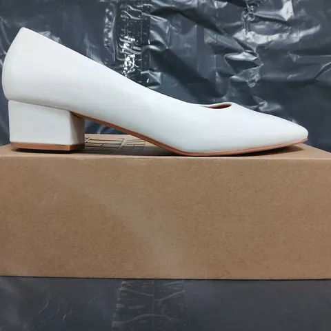 BOXED PAIR OF WHERE'S THAT FROM LOW BLOCK HEEL SLIP-ON SHOES IN WHITE SIZE UK 6