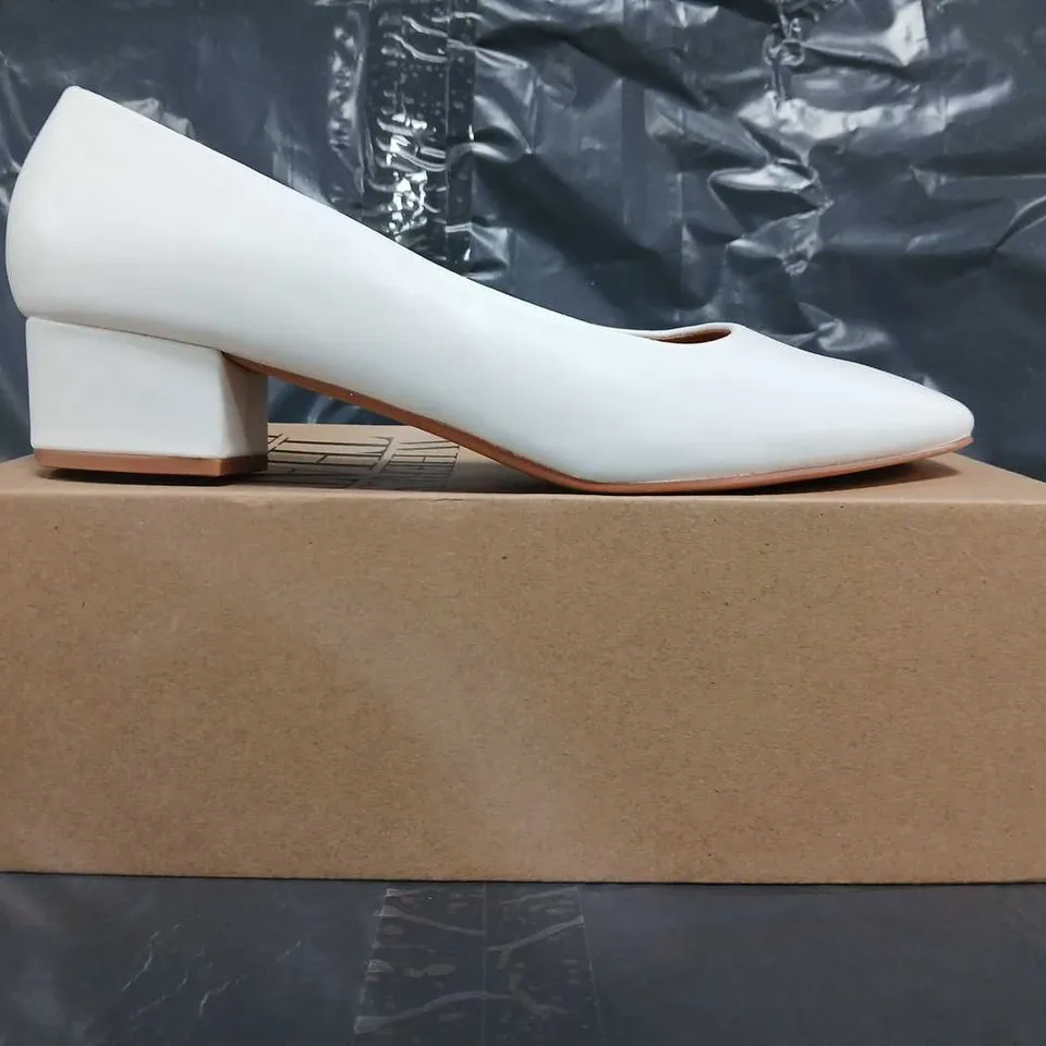 BOXED PAIR OF WHERE'S THAT FROM LOW BLOCK HEEL SLIP-ON SHOES IN WHITE SIZE UK 6