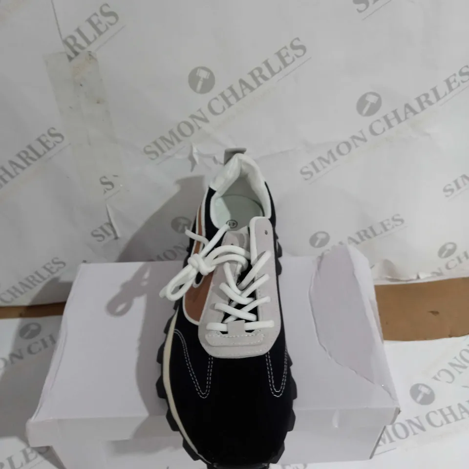 BOXED PAIR OF DESIGNER TRAINERS SIZE 41 IN BLACK/GREY/CREAM 