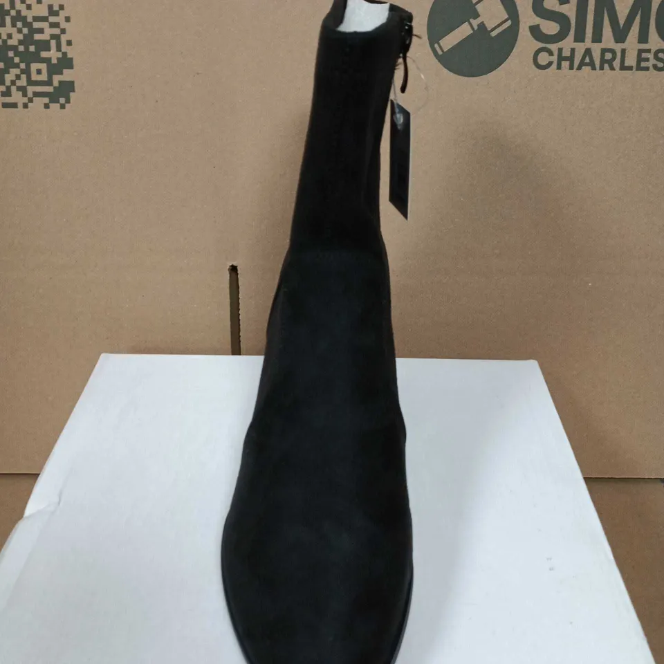 BOXED PAIR OF SHOES BY EMMA BLACK SUEDE ANKLE BOOT WITH BLOCK HEEL – UK 7 