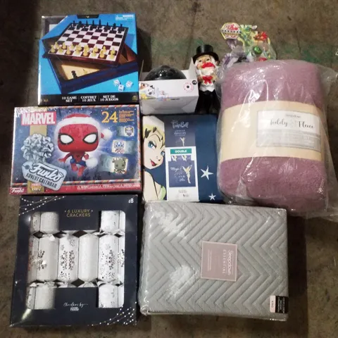 PALLET CONTAINING ASSORTED PRODUCTS INCLUDING MARVEL FUNKO ADVENT CALENDAR, CHRISTMAS CRACKERS, DUVET SETS, PROJECTION LIGHT & ASSORTED TOYS