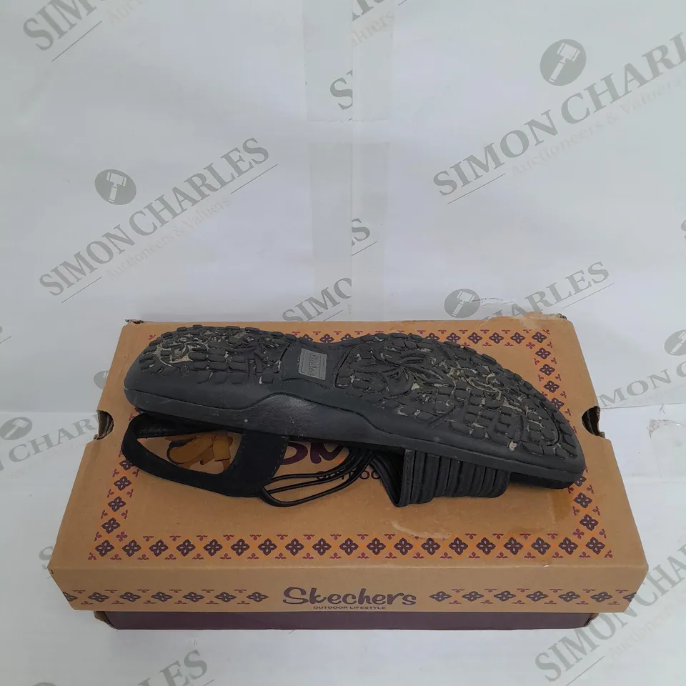 BOXED PAIR OF SKECHERS REGGAE SLIM SIMPLY STRETCH BLACK SANDALS - SIZE 5