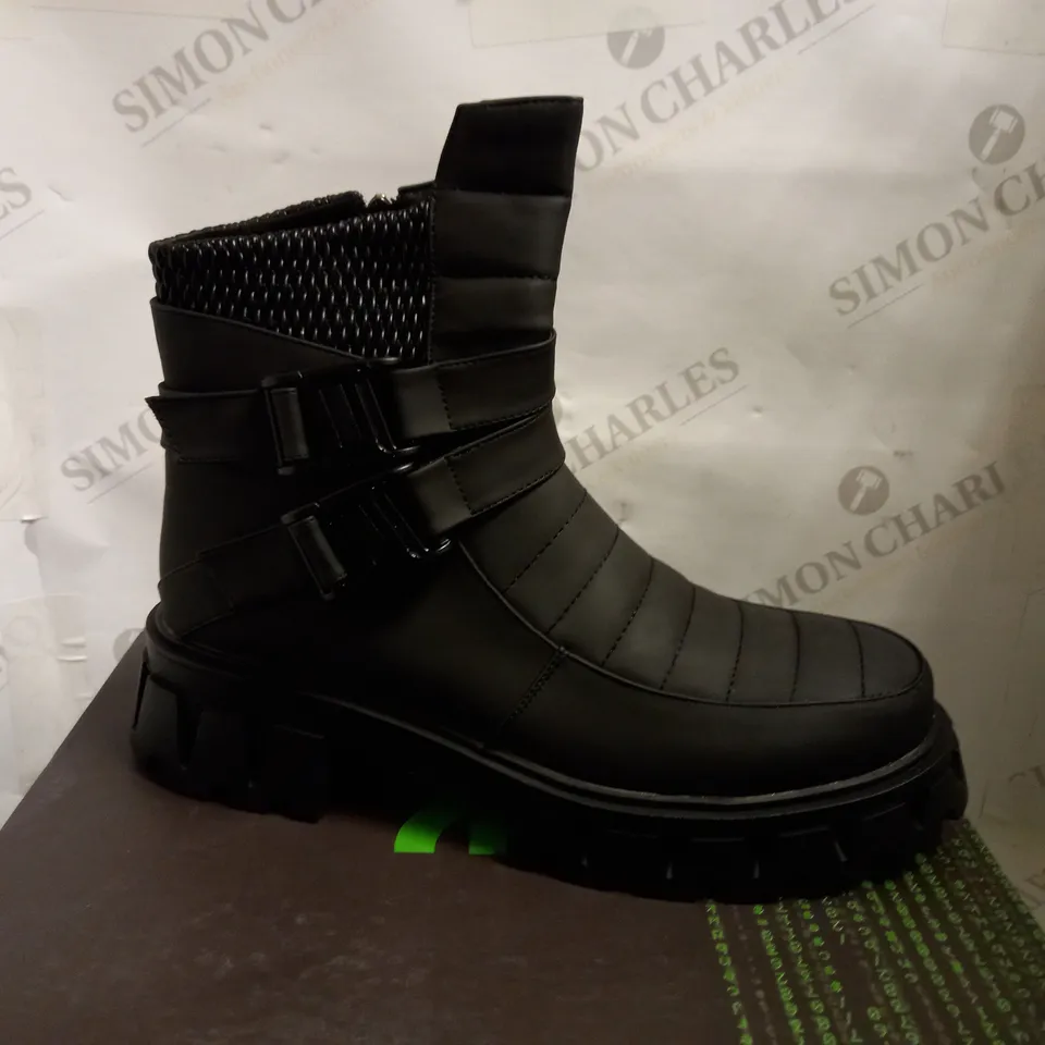 KOI VEGAN BLACK TYGEN MENS CYBER KOMBAT BOOTS - SIZE 10