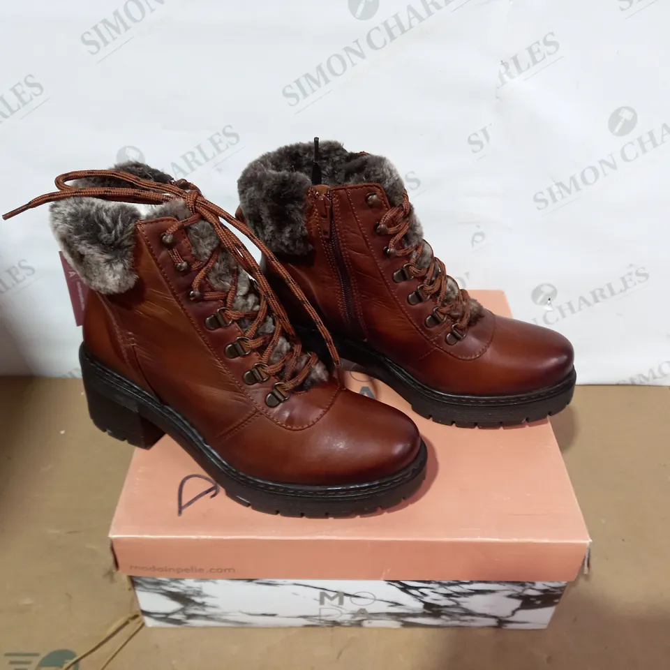 BOXED PAIR OF MODA IN PELLE BROWN BOOTS- SIZE 37