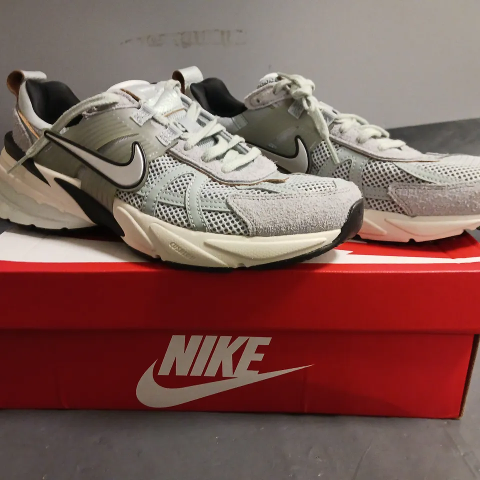 BOXED PAIR OF NIKE V2K RUN SHOES IN LIGHT PUMICE/CHROME UK SIZE 7